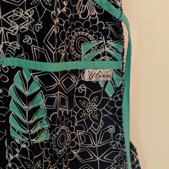 Navy Leaf Print Scrub Top - Picture 3 of 5